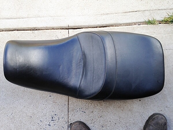 K1100LT Black Comfort Seat. (KMB-17)