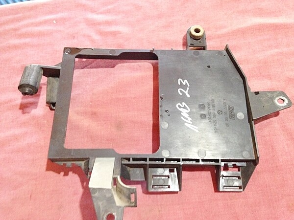 K1200GT; K1300GR Control Unit Bracket. (W1.5)