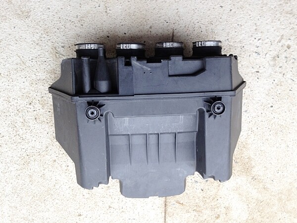 K1200GT; K1300GT Air Intake Box. (R-1)
