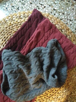 NOCCIOLA collo/cappuccio in lana riciclata vinaccia, bordeaux o grigio. 