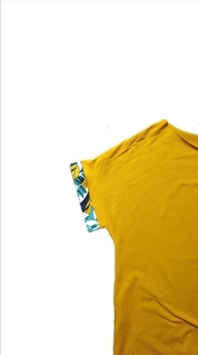 PAROLA t-shirt in cotone biologico senape con bordo maniche fantasia bianco, senape, toni verde. (edizione speciale con etichetta motivazionale) 