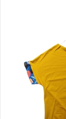 PAROLA t-shirt in cotone biologico senape con bordo maniche fantasia tropical blu. (edizione speciale con etichetta motivazionale) 