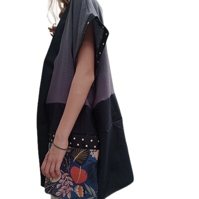 Riservato ELISA - HUMUS kimono in doppia garza di cotone e viscosa, patchwork di scampoli bluette, blu e fantasia. 