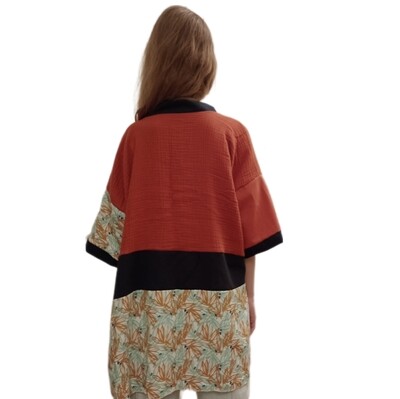  HUMUS  kimono in doppia garza di cotone e viscosa, patchwork di scampoli blu, arancio bruciato e fantasia. 