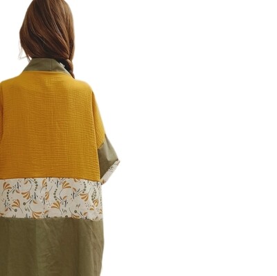 RISERVATO X ELISA / HUMUS kimono in doppia garza di cotone e cotone, patchwork di scampoli senape, salvia, sangallo bianco e fantasia. 