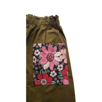 MAGNOLIA pantaloni cropped con tasche (lunghezza 70 cm) color verde milite, tasca flower, arricciati in vita - taglia unica