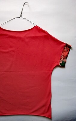 PAROLA t-shirt in cotone biologico rosso con bordo maniche fantasia verde fiori salmone. (edizione speciale con etichetta motivazionale) 