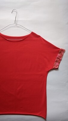 PAROLA t-shirt in cotone biologico rosso con bordo maniche fantasia uccellini fucsia. (edizione speciale con etichetta motivazionale) 