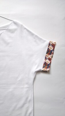 PAROLA t-shirt in jersey fiammato bianco con bordo maniche fantasia ruggine e fiori bianco, blu, salmone. (edizione speciale con etichetta motivazionale) 