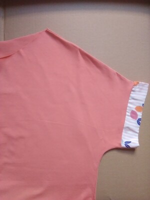 PAROLA t-shirt in cotone biologico salmone con bordo maniche righe bianche rosa e limoni. (edizione speciale con etichetta motivazionale) 