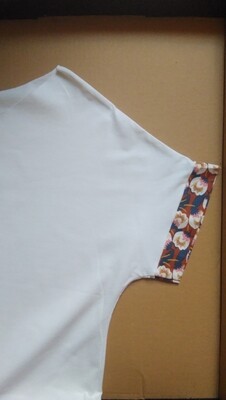 PAROLA t-shirt in cotone biologico bianco con bordo maniche fantasia fiori blu, bianco, rosa, ruggine. (edizione speciale con etichetta motivazionale) 