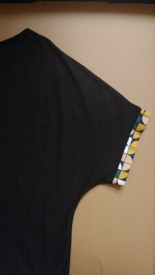 PAROLA t-shirt in jersey fiammato nero con bordo maniche fantasia ottanio, senape, blu. (edizione speciale con etichetta motivazionale) 