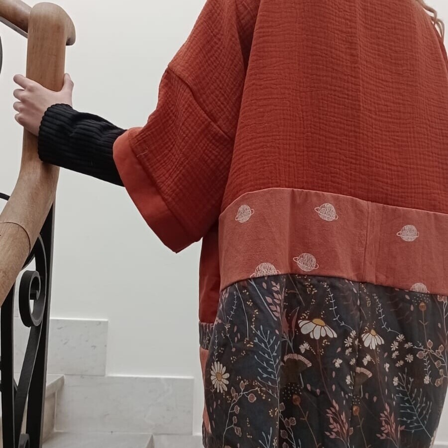HUMUS kimono in doppia garza di cotone ruggine, arancio, grigio fiori e bacche. 