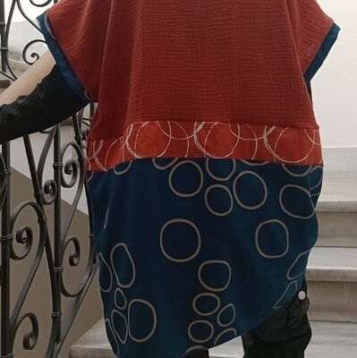 HUMUS kimono in doppia garza di cotone ruggine, maxi cerchi bianchi e arancio, e tencel blu acceso con cerchi grigi. 