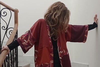 HUMUS kimono in doppia garza di cotone mattone, fantasia foglie stilizzate e tencel vinaccia. 