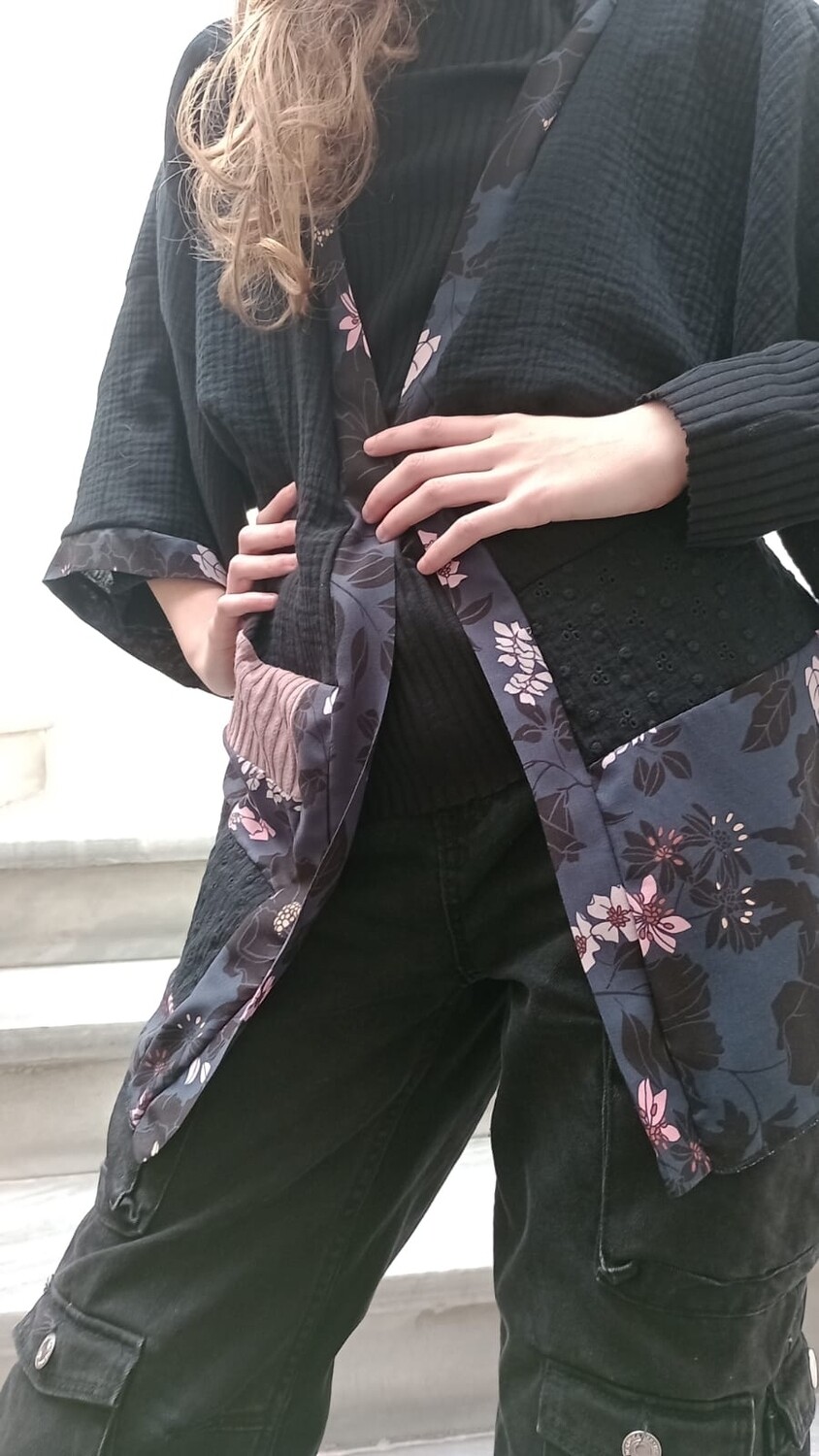 HUMUS kimono in doppia garza di cotone nero, fantasia blu scuro con fiori rosa e maglina a coste rosa e sangallo nero. 