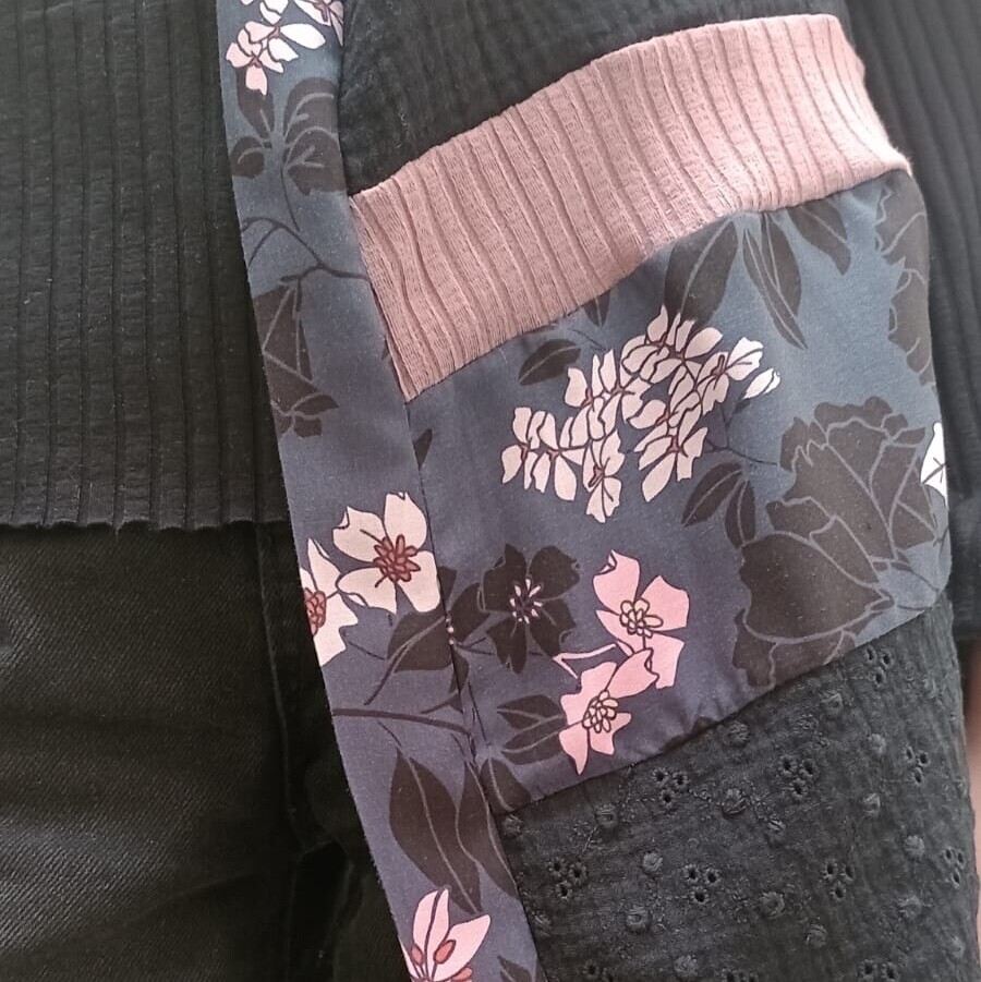 HUMUS kimono in doppia garza di cotone nero, fantasia base blu con fiori rosa, maglina a coste rosa e sangallo nero (2)