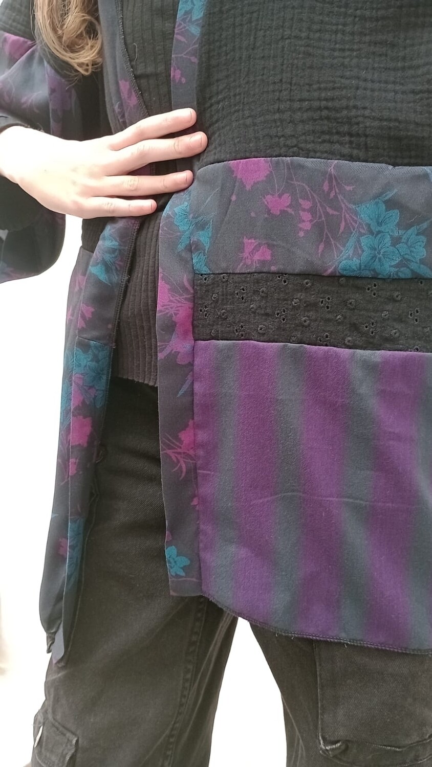 HUMUS kimono in doppia garza di cotone nero, fantasia fiori viola e ottanio in viscosa, righe blu e viola e sangallo nero. 