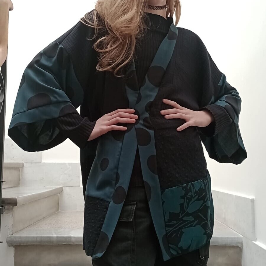 HUMUS kimono in doppia garza di cotone nero, fantasia fiori neri su fondo verde bottiglia, maxi pois neri e sangallo nero. 