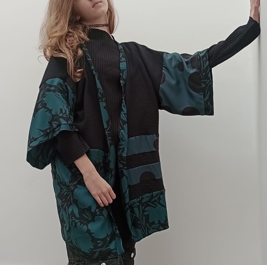 HUMUS kimono in doppia garza di cotone nero, fantasia fiori neri su fondo verde bottiglia, maxi pois neri e sangallo nero. (2)