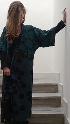 HUMUS kimono lungo in doppia garza di cotone nero, fantasia fiori neri su fondo verde bottiglia, maxi pois neri e sangallo nero. 