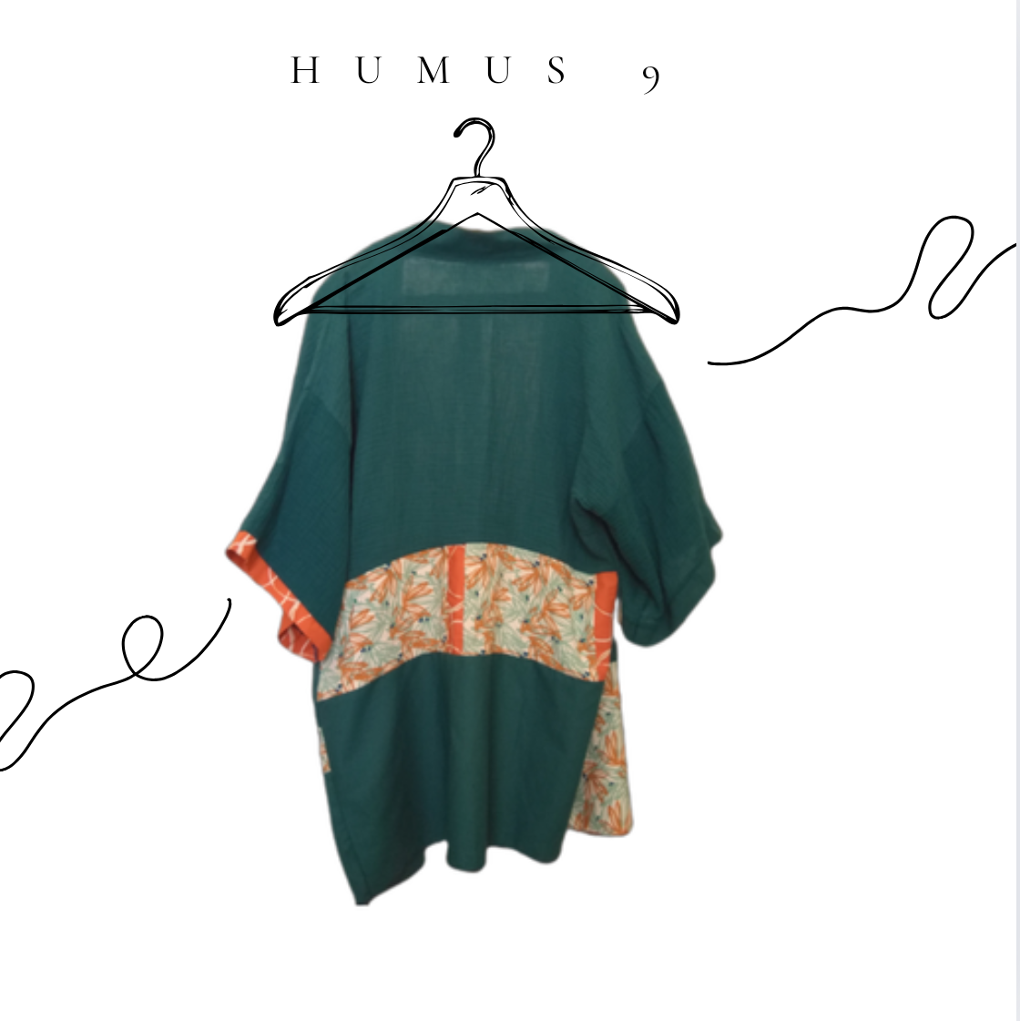 HUMUS 9 kimono in doppia garza di cotone ottanio, con inserti ottanio, arancio, fiori azzurri e ruggine. 