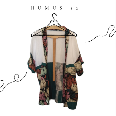 HUMUS 12 kimono in doppia garza di cotone bianco, fantasia peonie e ottanio. 