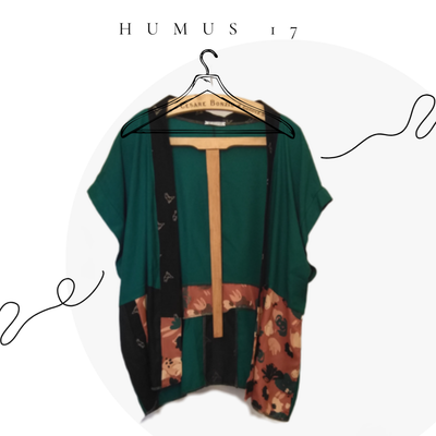 HUMUS 17 kimono smanicato, in viscosa verde smeraldo, fiori, mattone. 