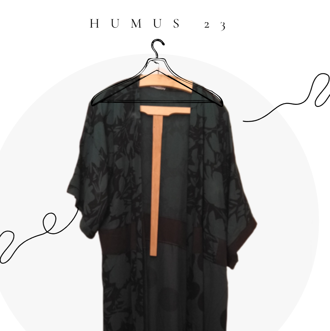 HUMUS 23 kimono lungo in doppia garza di cotone nero, fantasia fiori neri su fondo verde bottiglia, maxi pois neri e sangallo nero. 
