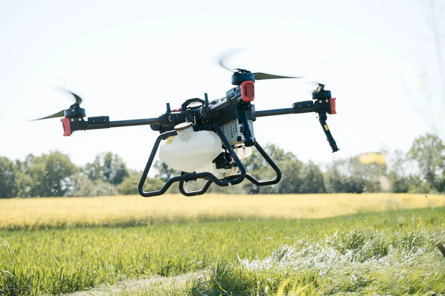 Smidzināšana ar Agrodronu Smidzināšana ar Agrodronu