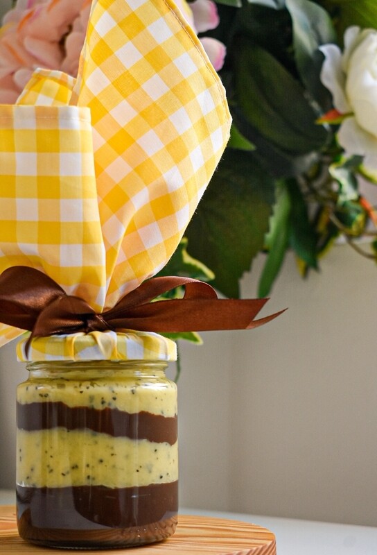 Cocada cremosa de maracujá com brigadeiro de chocolate ao leite.