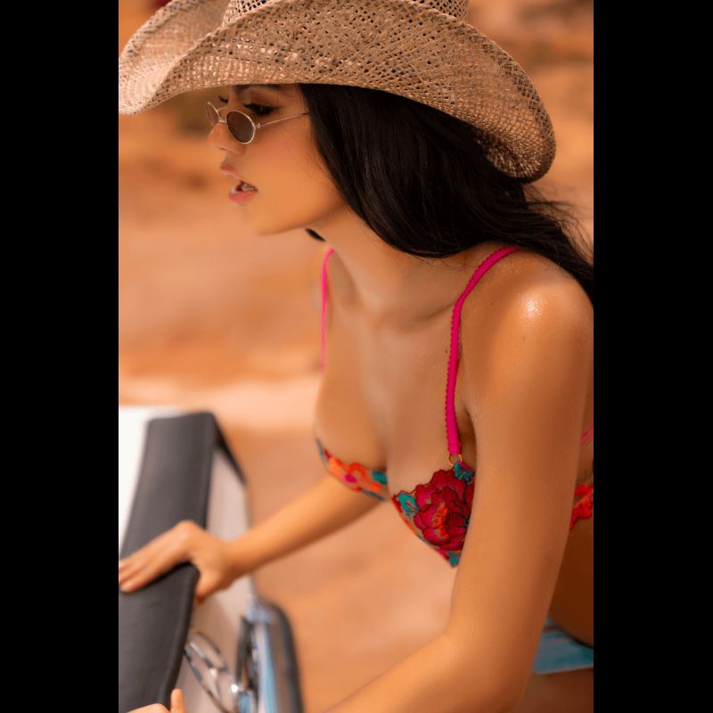 Ensemble 2 pièces résille brodée rose et bleue, soutien gorge et string