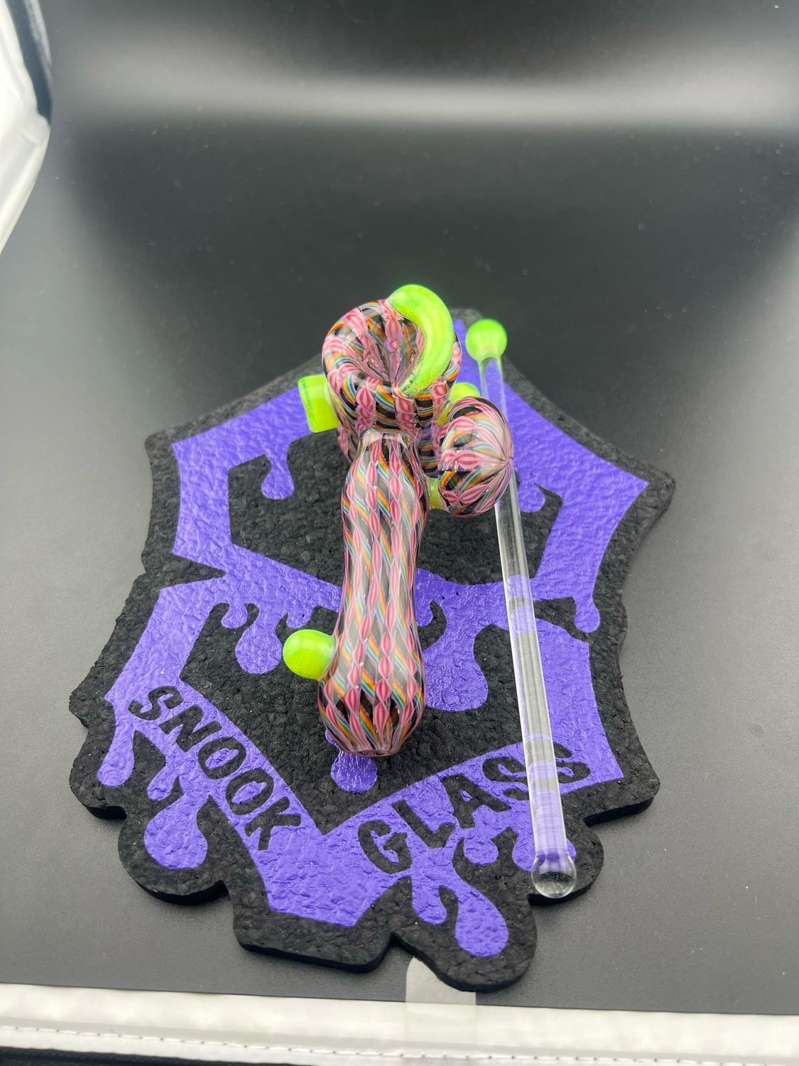 Summer series offering #25. Up for grabs is this hash hammer. I topped this one off  with some slyme green accents. Comes with a matching wand. 3 hole bowl