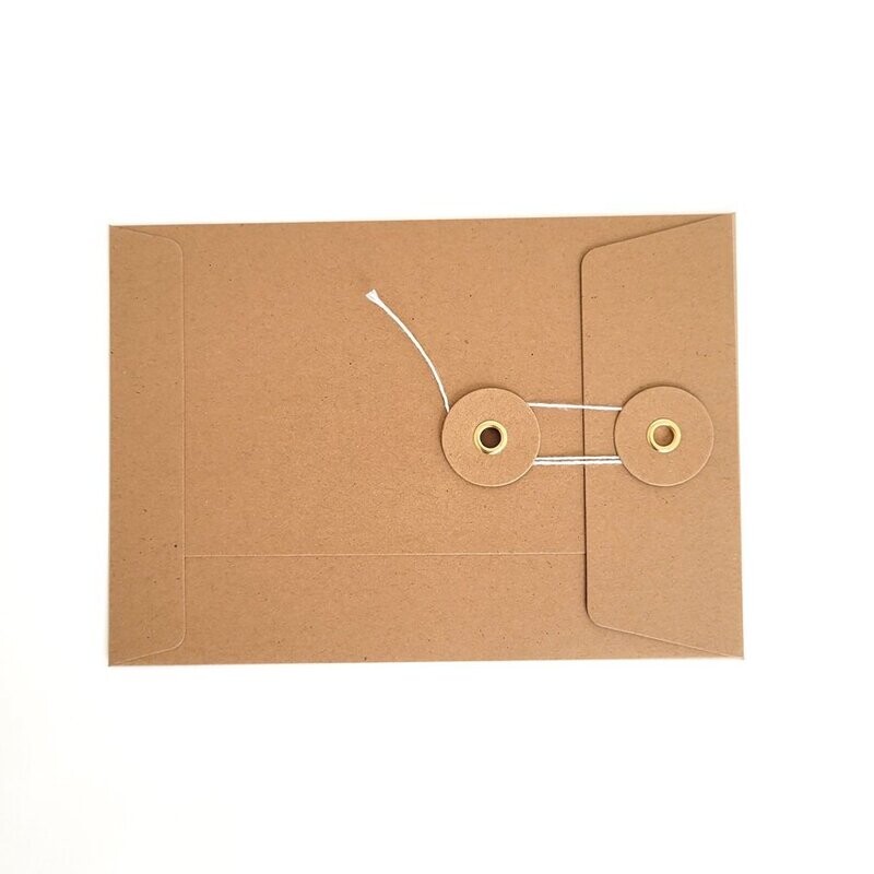 Umschlag C6 aus Kraftpapier und Bindfadenverschluss Umschlag C6 aus Kraftpapier und Bindfadenverschluss