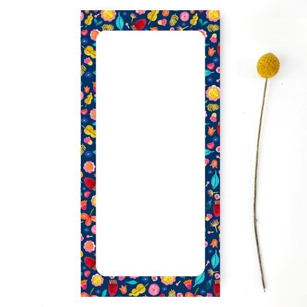 Notizblock mit Blumen auf Blau Notizblock mit Blumen auf Blau