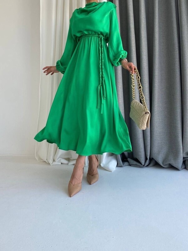 Leen Satin Dress Größe 40/42 Leen Satin Dress Größe 40/42
