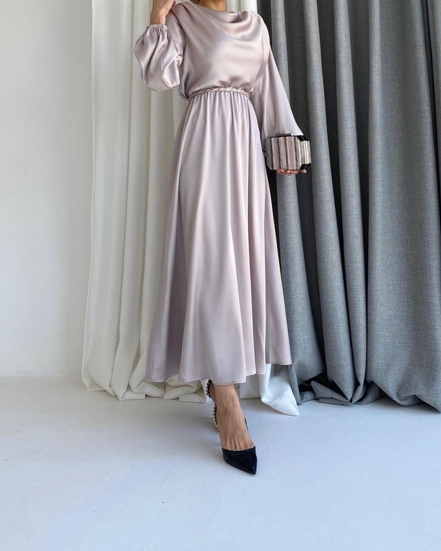Leen Satin Dress Größe 40/42 Leen Satin Dress Größe 40/42