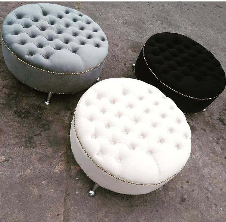 PUFF REDONDO CON  PÀTAS DE ALUMINIO Y TACHAS