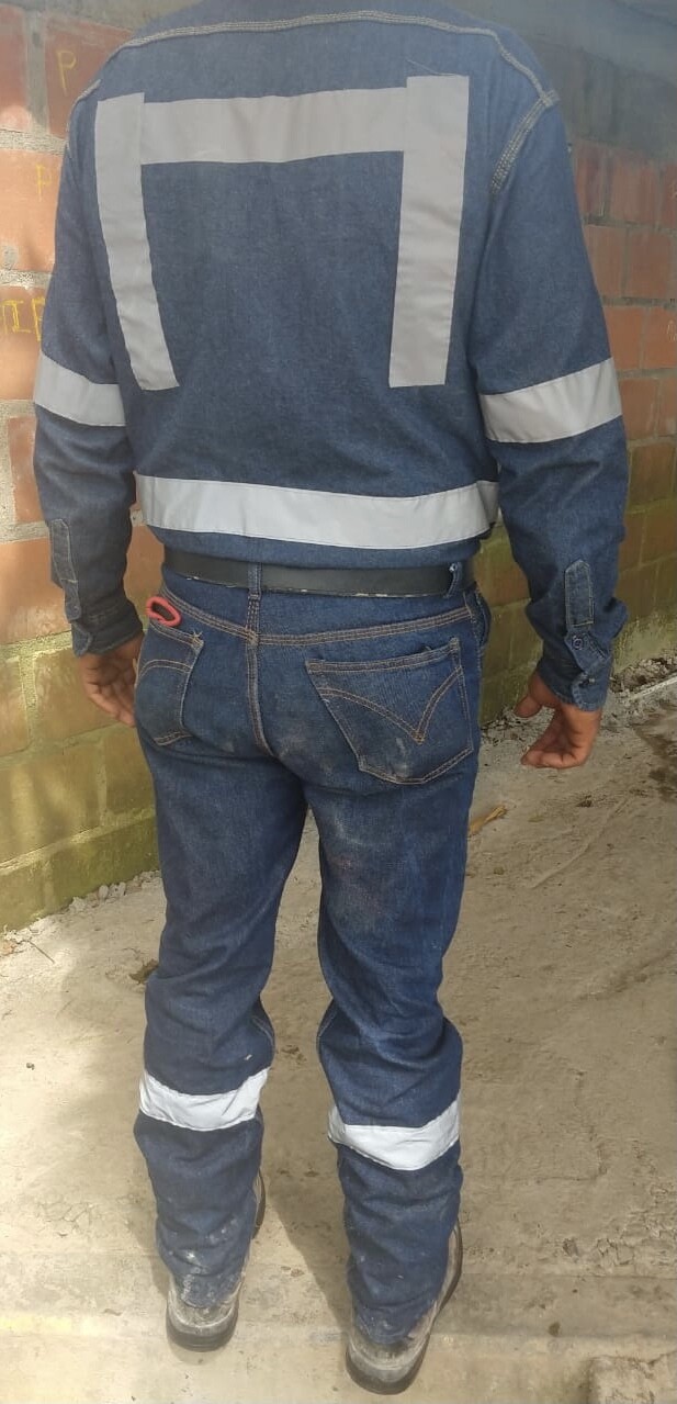 Conjunto en jeans con logo en estampe o bordado