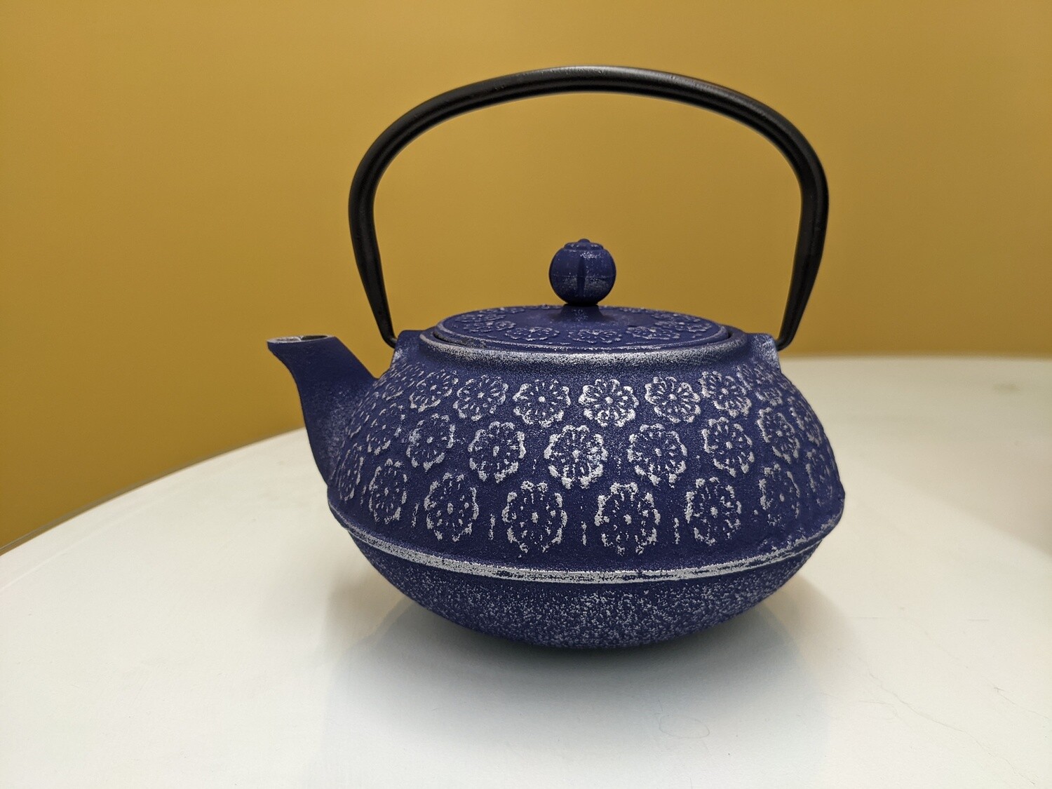 Théière bleue avec filtre