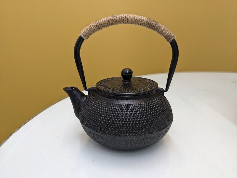 Théière noire avec filtre