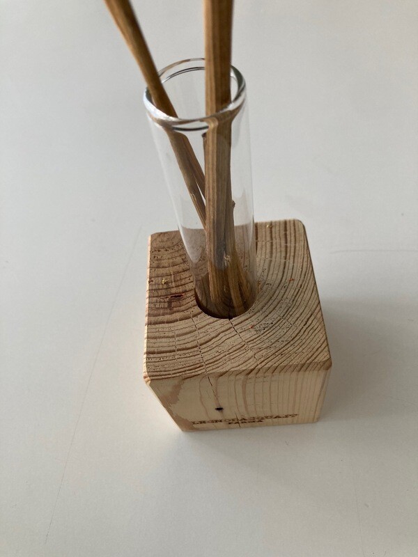 VASETTO IN VETRO CON BASE IN LEGNO MASSELLO CON TESTO PERSONALIZZATO (fiori esclusi)