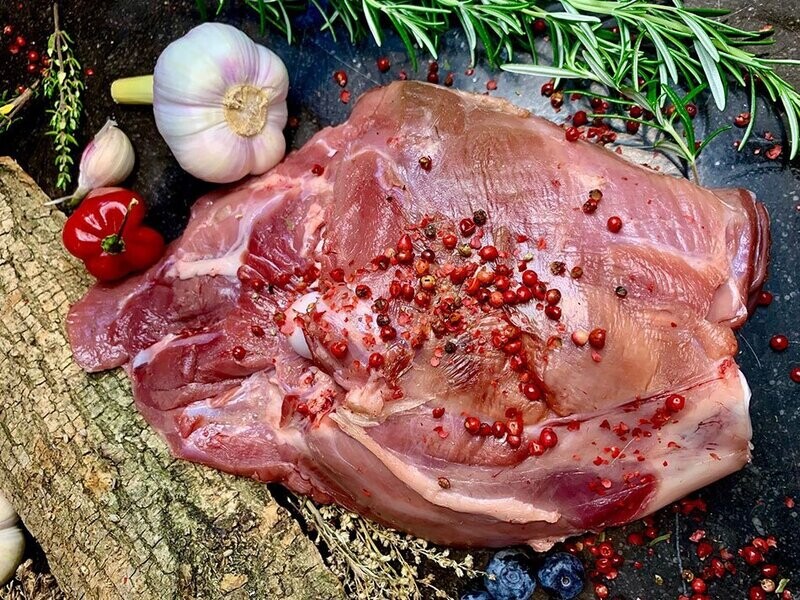 Wildschwein Keule am Knochen Wildschwein Keule am Knochen
