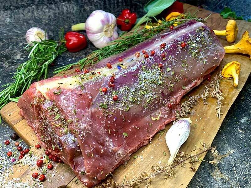 Wildschaf Rücken mit Filet am Knochen Wildschaf Rücken mit Filet am Knochen