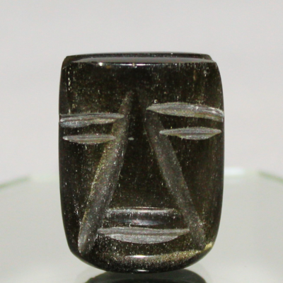 ROSTRO REPLICA PREHISPANICA OBSIDIANA DORADA CON RANURA