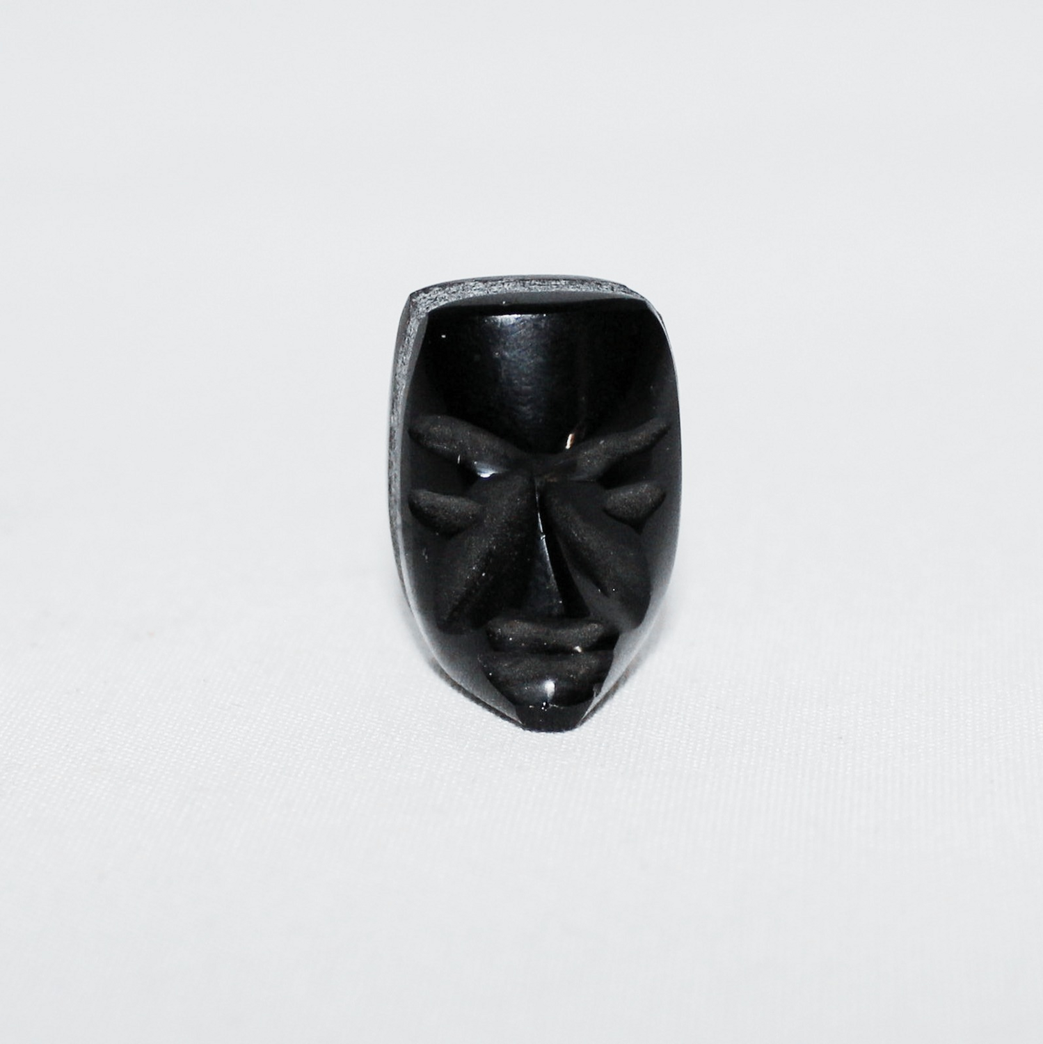 ROSTRO REPLICA PREHISPANICA OBSIDIANA CON RANURA