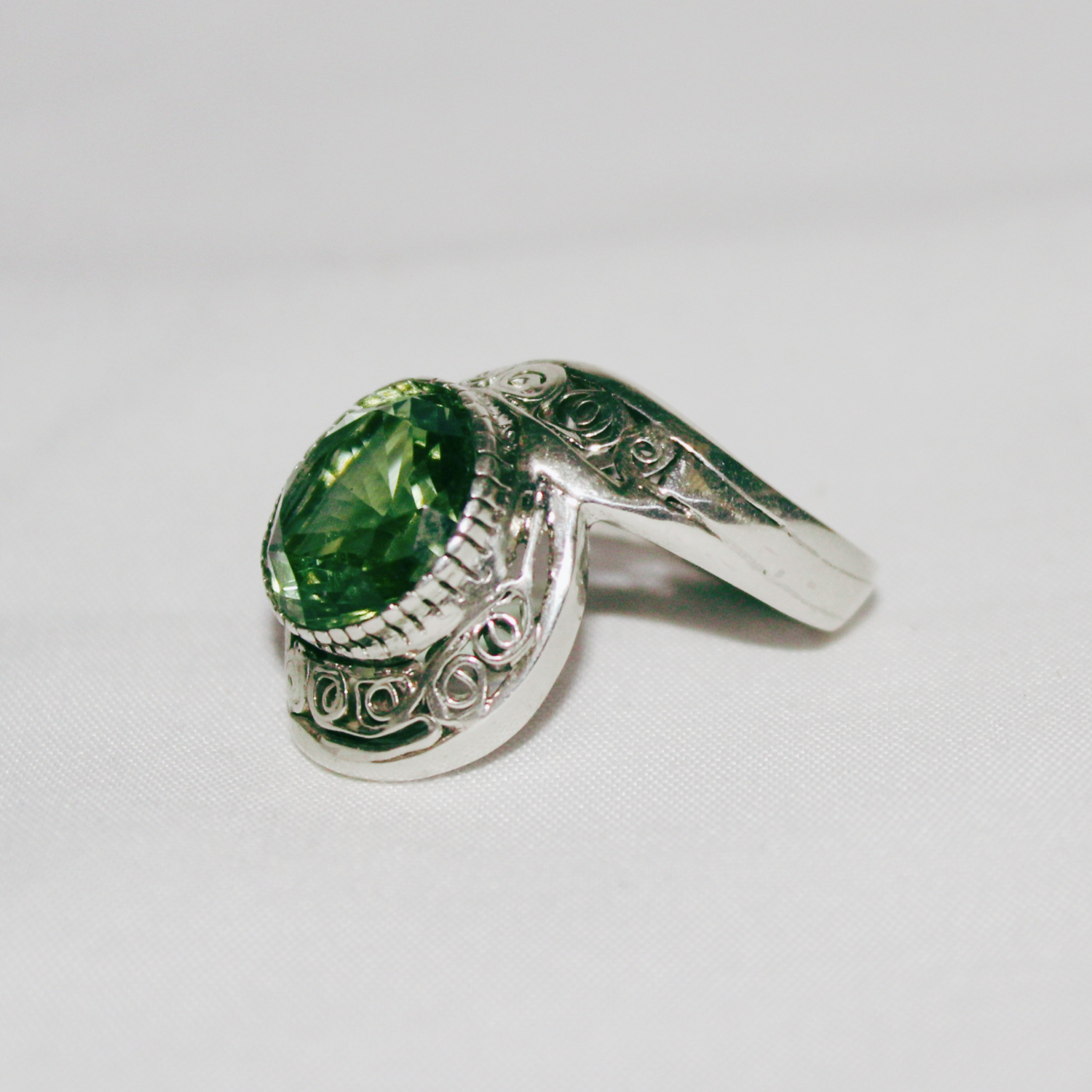 ANILLO TOPACIO VERDE EN PLATA