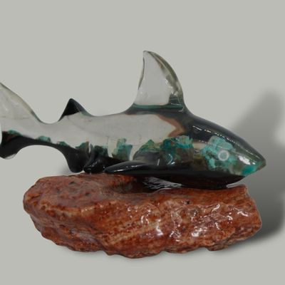 TIBURON DE RESINA CON CRISOCOLA