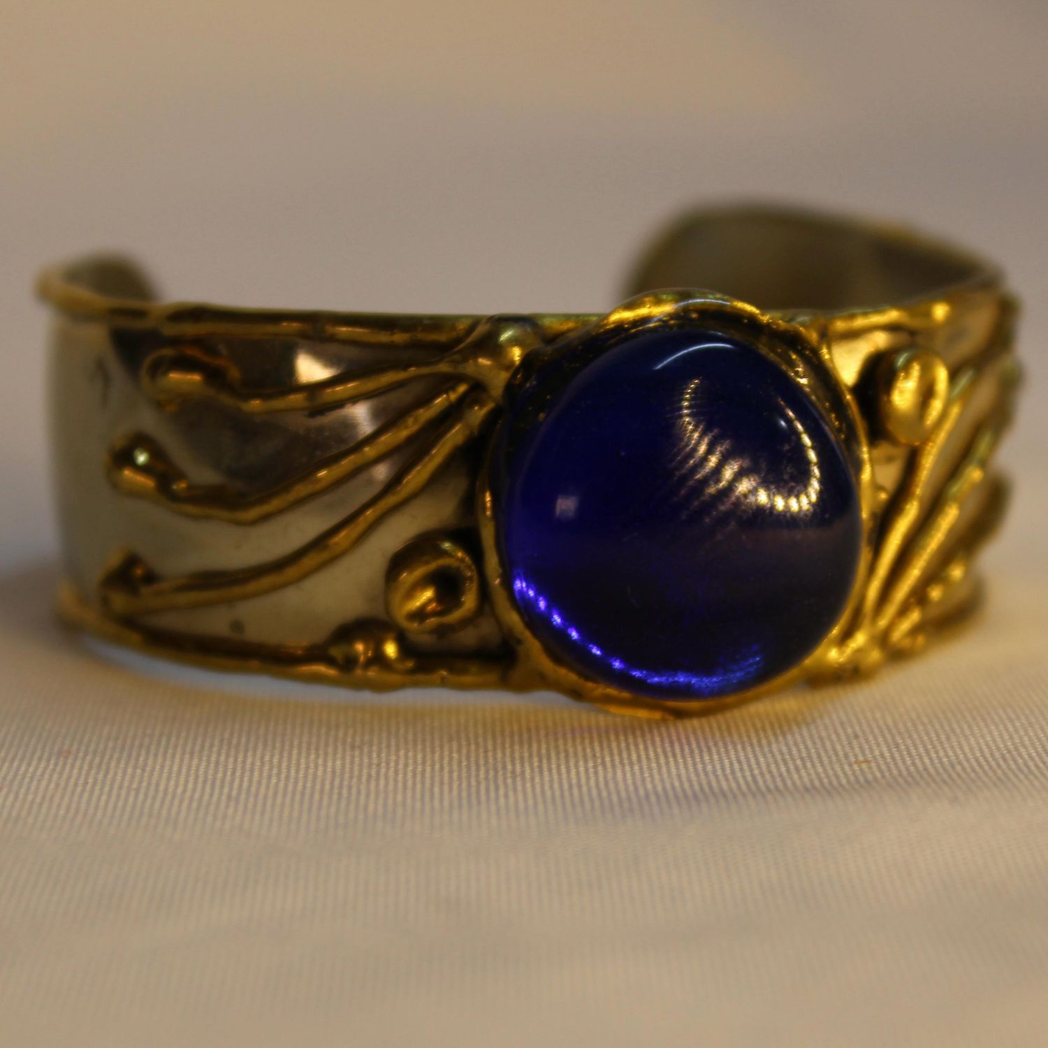 PULSERA LATON CON CRISTAL AZUL