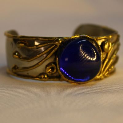 PULSERA LATON CON CRISTAL AZUL